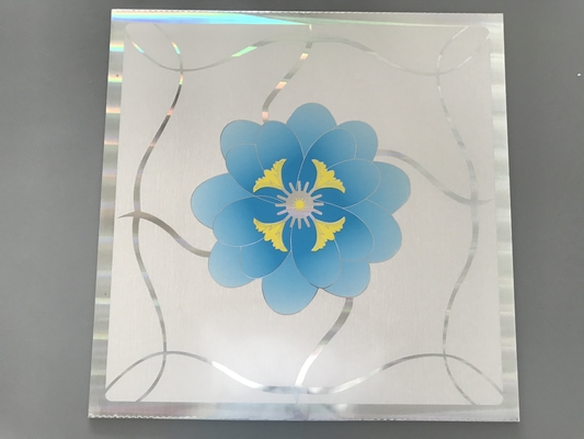 Dalles de plafond décoratives en plastique Panneau de plafond populaire Panneau de gypse en PVC Matériau de construction