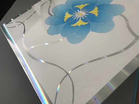 Dalles de plafond décoratives en plastique Panneau de plafond populaire Panneau de gypse en PVC Matériau de construction