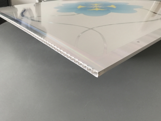 Dalles de plafond décoratives en plastique Panneau de plafond populaire Panneau de gypse en PVC Matériau de construction