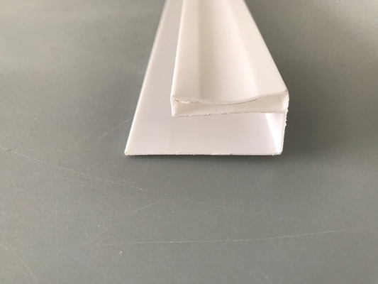 Accessoires en PVC pour l'installation de panneaux PVC Profilé en PVC blanc - U Impression brillante Extrusion plastique en U Canal étanche Protection UV