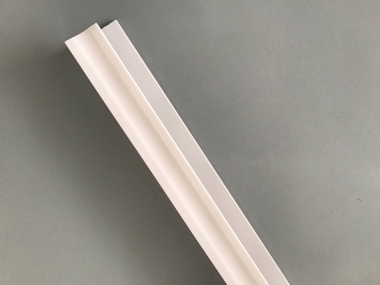 Accessoires en PVC pour l'installation de panneaux PVC Profilé en PVC blanc - U Impression brillante Extrusion plastique en U Canal étanche Protection UV