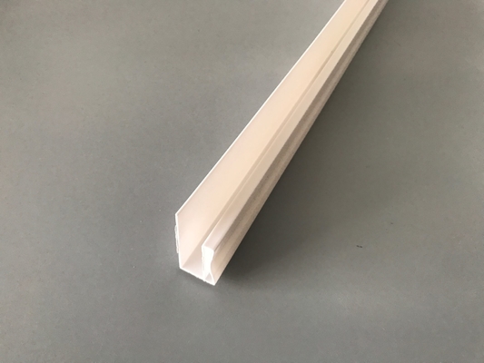 Accessoires en PVC pour l'installation de panneaux PVC Profilé en PVC blanc - U Impression brillante Extrusion plastique en U Canal étanche Protection UV