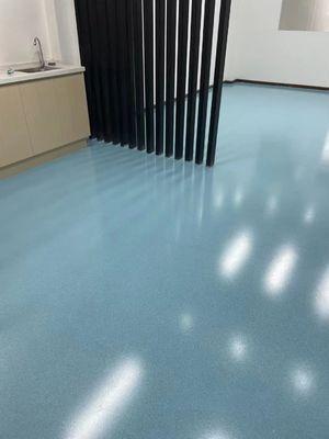 Plancher industriel à faible coût en résine époxy de couleur sable de haute brillance Peinture de sol auto-nivelée bon marché pour le jardin et l'hôpital