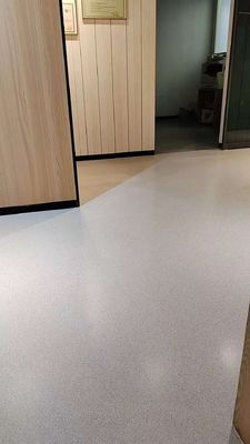 Plancher industriel à faible coût en résine époxy de couleur sable de haute brillance Peinture de sol auto-nivelée bon marché pour le jardin et l'hôpital