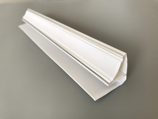 Profil adapté aux besoins du client d'angle de PVC de longueur, équilibre en plastique blanc d'angle avec deux lignes argentées