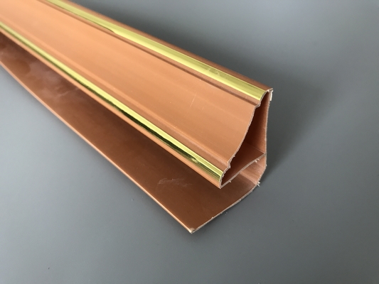 profils d'extrusion de PVC de Brown de longueur de 5.95m avec les lignes d'or type faisant le coin supérieur