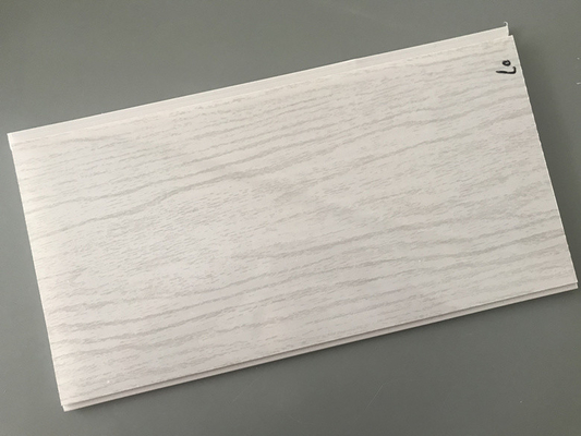 panneaux en bois plats de PVC du poids 2.5kg à haute brillance pour le plafond d'appartement